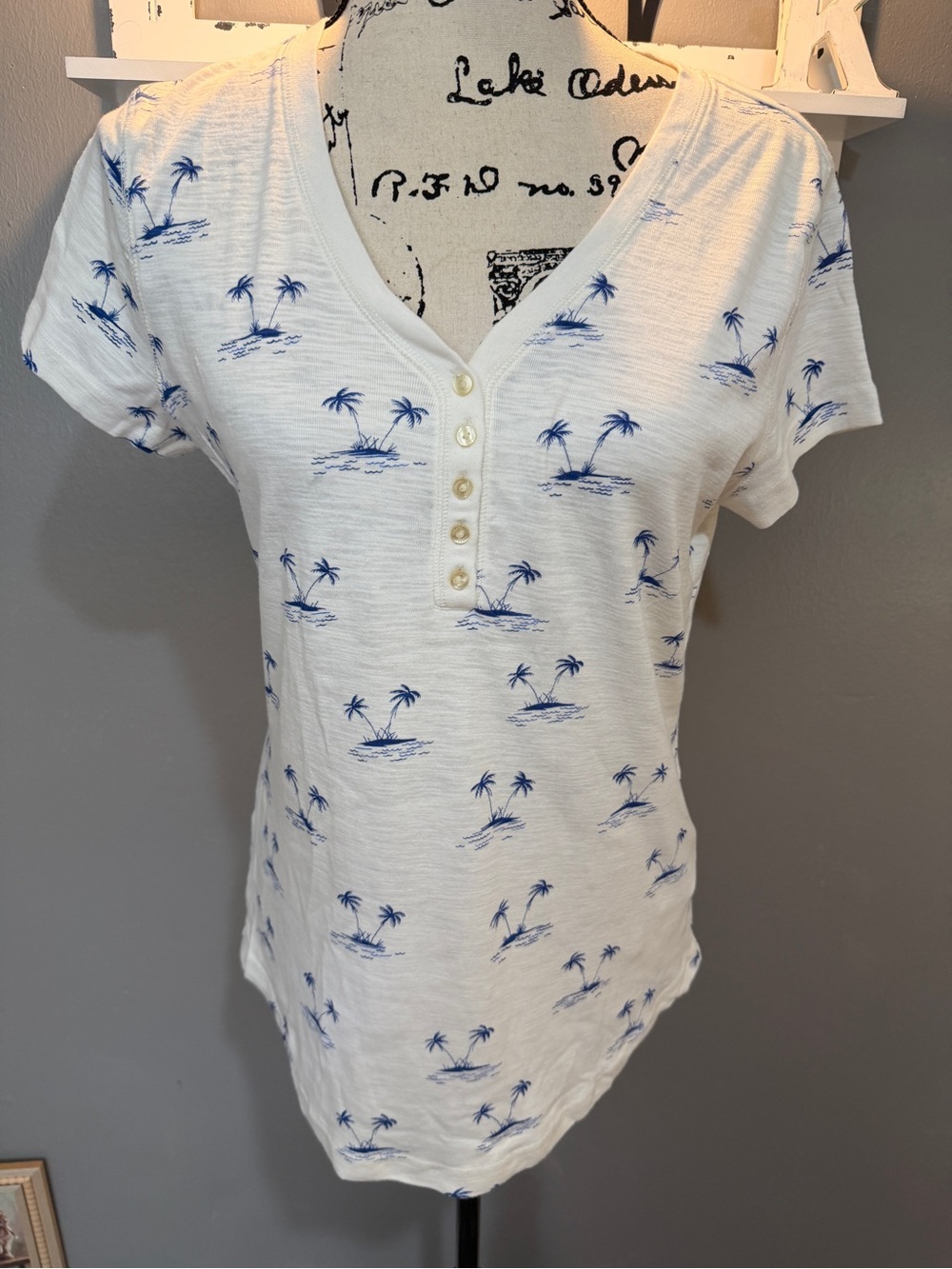 CHAPS SHORT SLEEVE HENLEY TEE WITH BLUE PALM PRINT SZ M